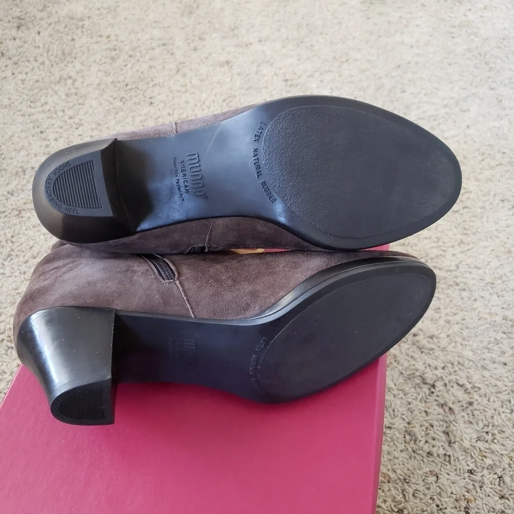 Munro Alfie bootie size 8.5 Medium  Greige